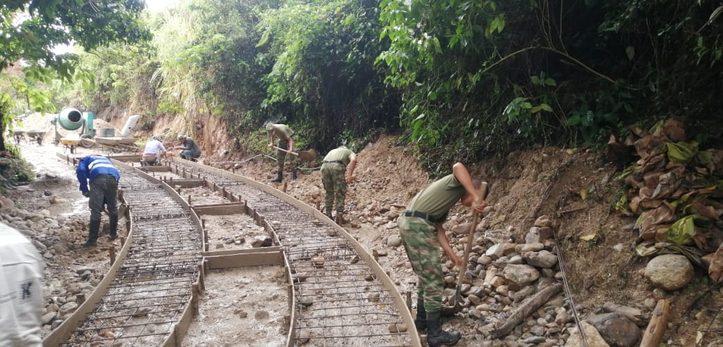GralFredyCoy's tweet photo. Desde Montebello @Alca_Montebello #Antioquia, los soldados del Grupo de Caballería Mecanizado N. º4 junto a la comunidad, apoyaron el mejoramiento de la infraestructura del municipio con la instalación de una placa huella en la vía de acceso del mismo. #SoldadoEsServicioSocial https://t.co/QblNSZfU1p