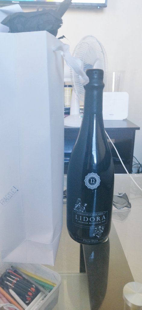 kabelodick's tweet photo. Thank you @LidoraG for my superb gift, came at the right time i can watch Amakhosi with a glass plus I can laugh at the current  political meltdown on this streets while sipping on a good Gin👌👌👌 #ElectionResults2021 🥂🍾🍾🕺🕺🕺 https://t.co/g8ffE9yqGm
