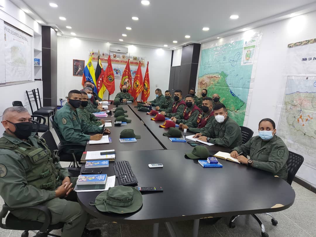 hljohan's tweet photo. Asistencia de los CMDTES de manera integrada y acrisolada de los profesionales de @ZMiranda43 de los 4 ejes  territoriales a la videoconferencia con el GJ @vladimirpadrino y GJ @dhernandezlarez, recibiendo instrucciones para continuar activados por el bienestar de nuestra patria https://t.co/nQmpQwIwx0