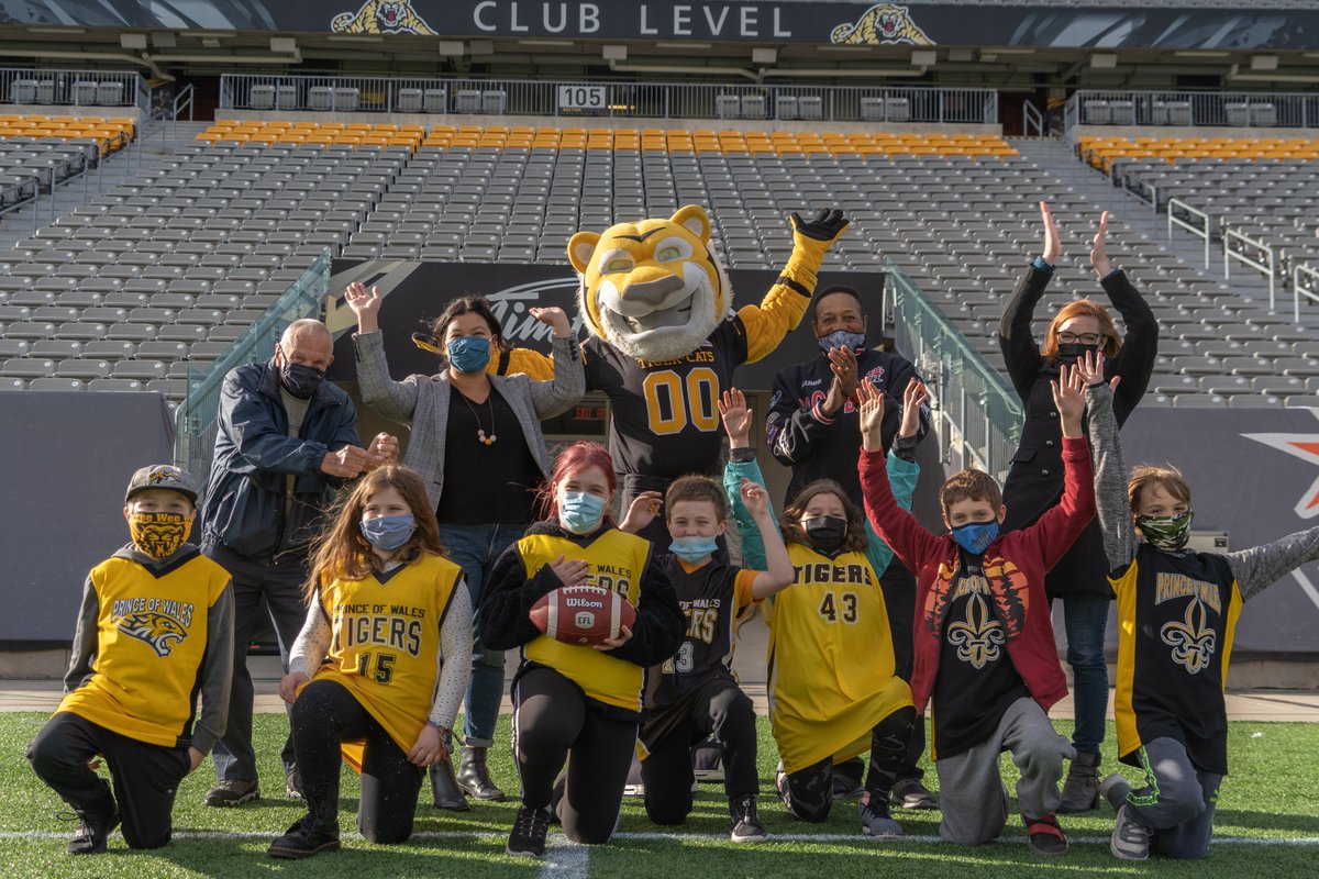 HWDSB and <a href="/Ticats/">Hamilton Tiger-Cats</a> kicked off 'Our Cup, Our Community' yesterday with a visit to Tim Hortons Field alongside some <a href="/POW_HWDSB/">Prince of Wales ES</a> students 🐯🏈

The six-week in-class program focuses on important social issues and an introduction to Canadian football.

Details: ticats.ca/article/tiger-…