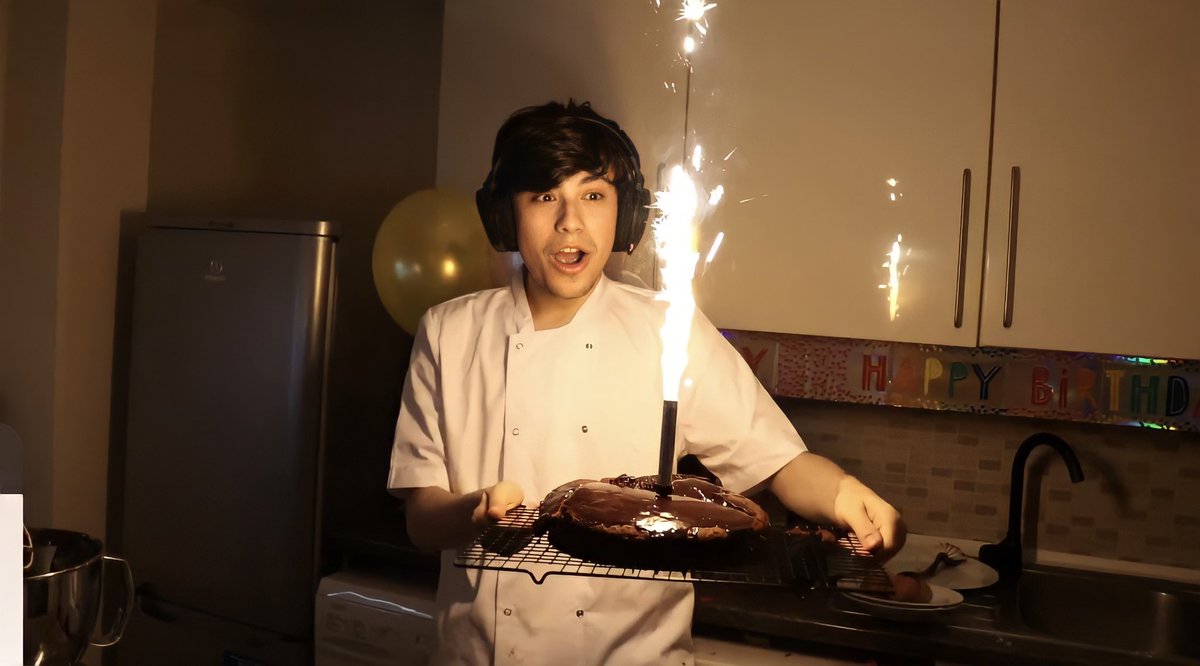 Carcinobyte's tweet photo. #georgebakingstream Here are the pictures I took and enhanced from last nightโs stream! Happy Birthday, George! This is the first set. https://t.co/Y2iPpAyUVy