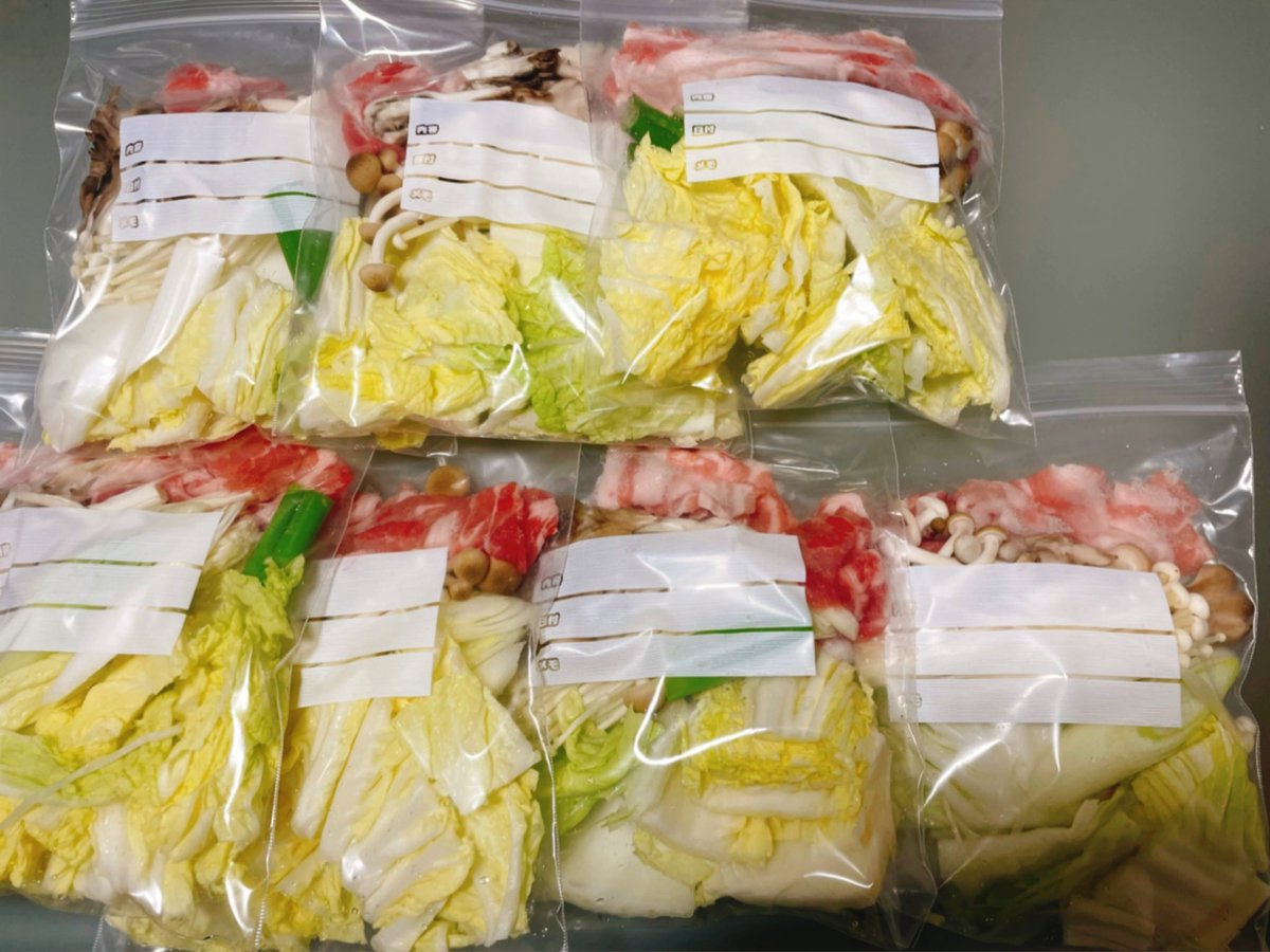 こう 鍋の材料を1人前ずつ小分けにしてジップロックに入れて冷凍して好きな時に食べる っていうのを一昨年の冬くらいからやってる もちろんこの1人前だけじゃ 足りないので豆腐入れたり〆にうどん入れたりしてる 良いよこれ Togetter