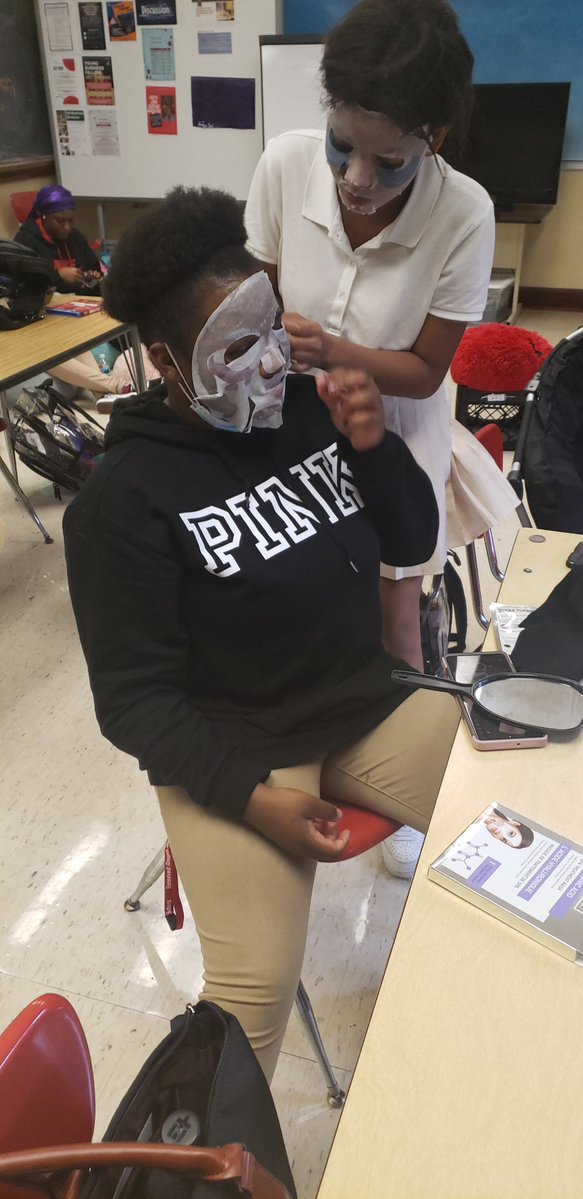 bgcstl's tweet photo. SELF CARE!!! Members in the Be Great Graduate program at Roosevelt High School enjoyed a spa day.
#BeGreatgraduate @1Roughriders https://t.co/tyfmTzJFix