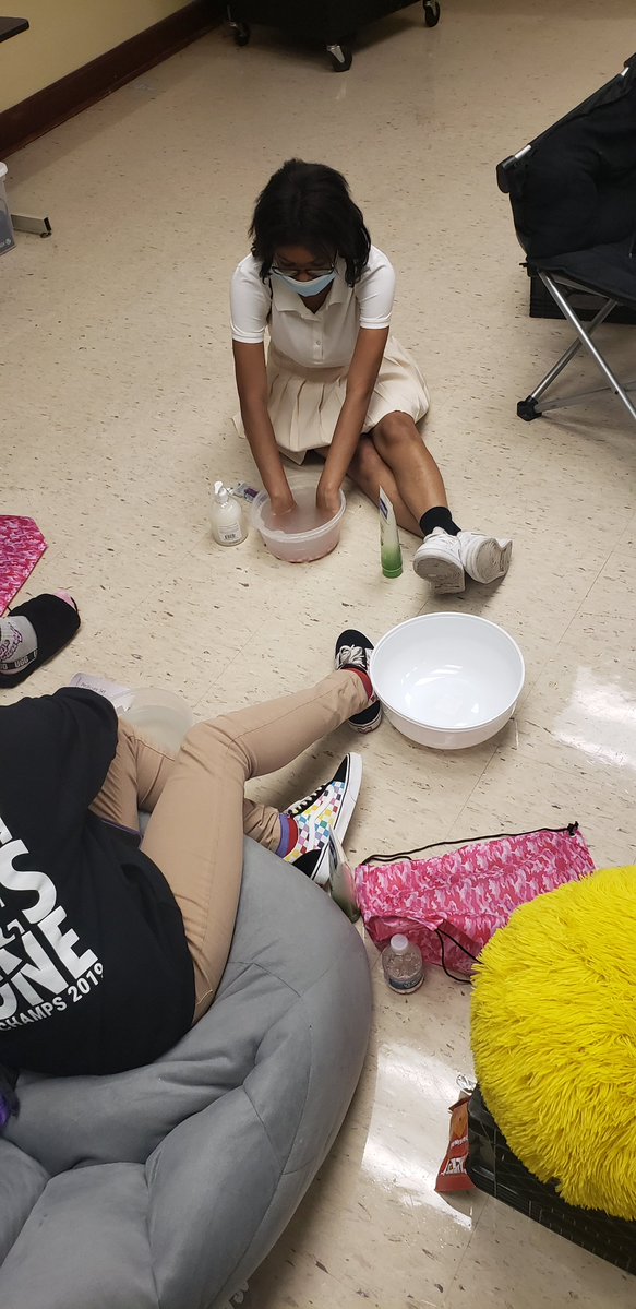 bgcstl's tweet photo. SELF CARE!!! Members in the Be Great Graduate program at Roosevelt High School enjoyed a spa day.
#BeGreatgraduate @1Roughriders https://t.co/tyfmTzJFix