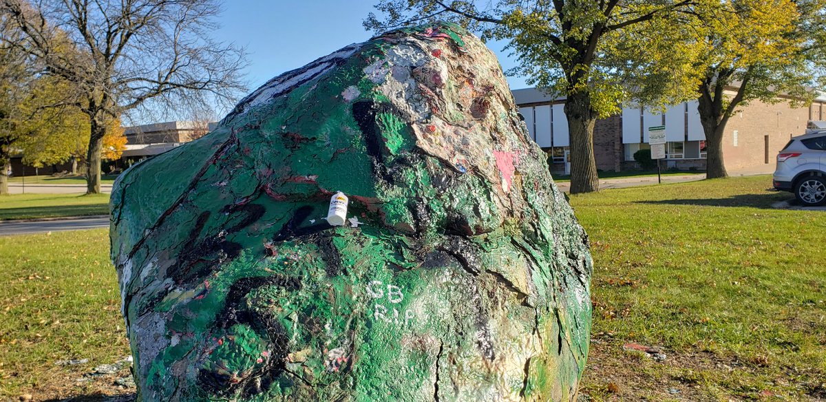 jmmchemcom's tweet photo. The Memorial community and Science Dept has lost a legendary educator. George Bulovsky was a great friend and mentor that truly knew how to connect with students. He left his mark on many of us, but also anywhere he wrote in permanent chalk (white out). R.I.P. George. ❤😥 https://t.co/dgZKRzscbT