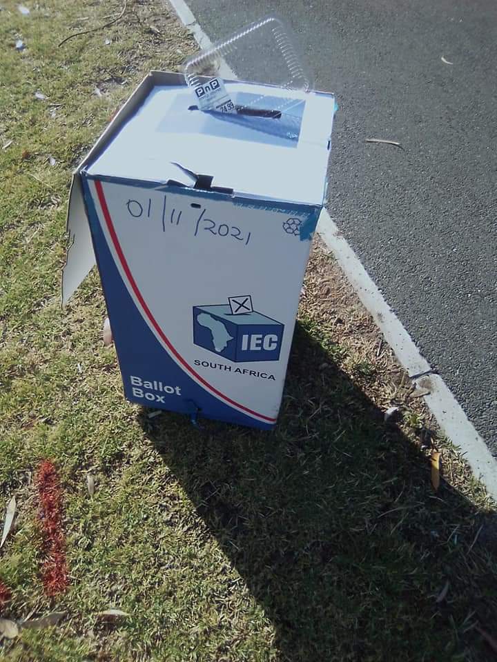 Lsquared_music's tweet photo. If you assume the ANC can win without manipulating the numbers,
I've given up.
#corruptelection
#ElectionResults2021
#Election2021 https://t.co/07ibT4yDwm