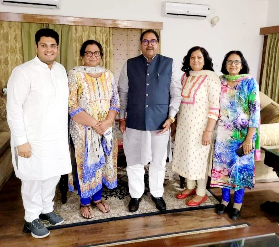 OfficialINLD's tweet photo. ऐलनाबाद  उपचुनाव में जनता के अटूट प्रेम व समर्थन से श्री @AbhaySChautala को जीत के बाद तीनों बहनों ने घर आकर आशीर्वाद दिया। बहनों के मुस्कुराते चेहरे देखकर दिन भर की सारी थकान दूर हो जाती है और उनका साथ सभी चुनौतियों को आसान बना देता है। https://t.co/Shho7sZMkt