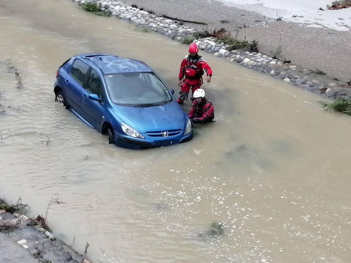 📢AVISO‼️
Si ves un coche dentro del río, no se trata de ningún accidente. No llaméis a los servicios de emergencias.
Se trata de un vehículo que ha sido dejado ahí por <a href="/BomberosGranada/">Bomberos Granada</a> para un #SIMULACRO que realizarán mañana día 3/11/21.