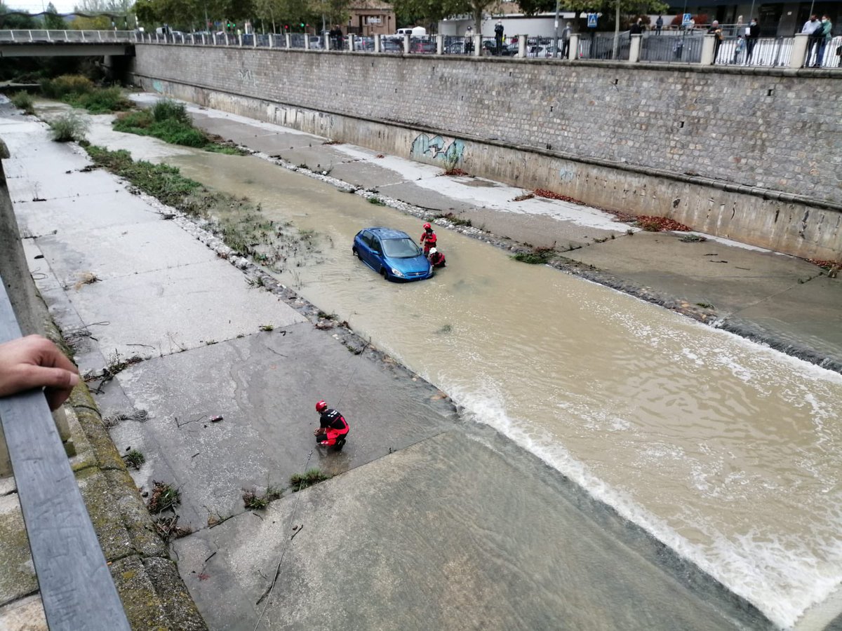 PoliciaGr's tweet photo. 📢AVISO‼️
Si ves un coche dentro del río, no se trata de ningún accidente. No llaméis a los servicios de emergencias.
Se trata de un vehículo que ha sido dejado ahí por @BomberosGranada para un #SIMULACRO que realizarán mañana día 3/11/21. https://t.co/lA4ODOpKDH