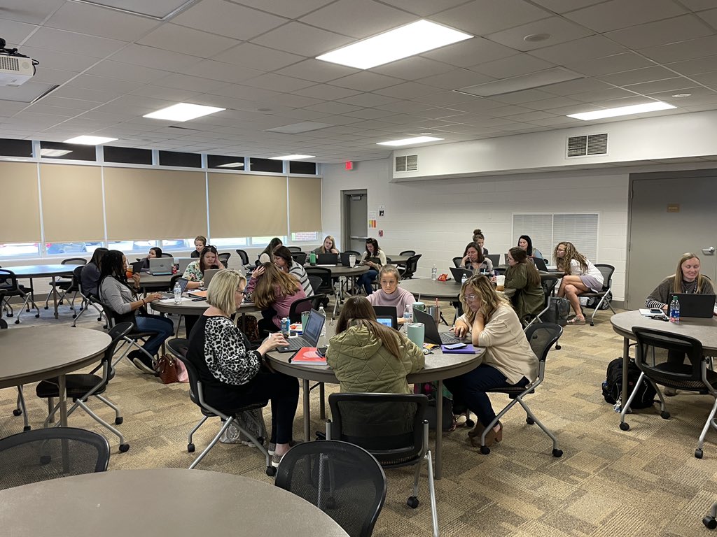 ShelbyEdTech's tweet photo. Today is a good day! We started our eMERGE Cohort with our K-5 @Shelbyedk12alus Ts. 🎉🎉 https://t.co/zU8TxMn5Eq