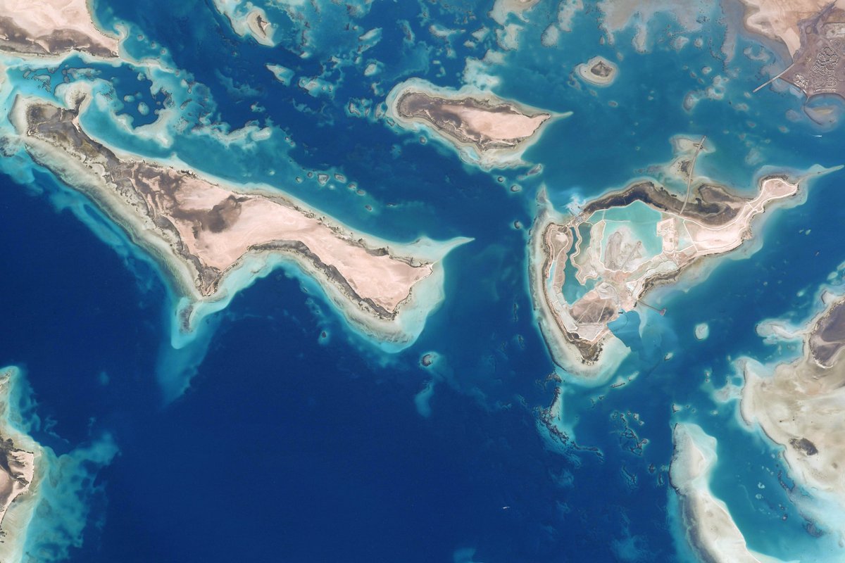 astro_kimbrough's tweet photo. You might think these stunning islands are in the Bahamas, but I found them off the west coast of Saudi Arabia in the Red Sea. https://t.co/jn0kG963n6