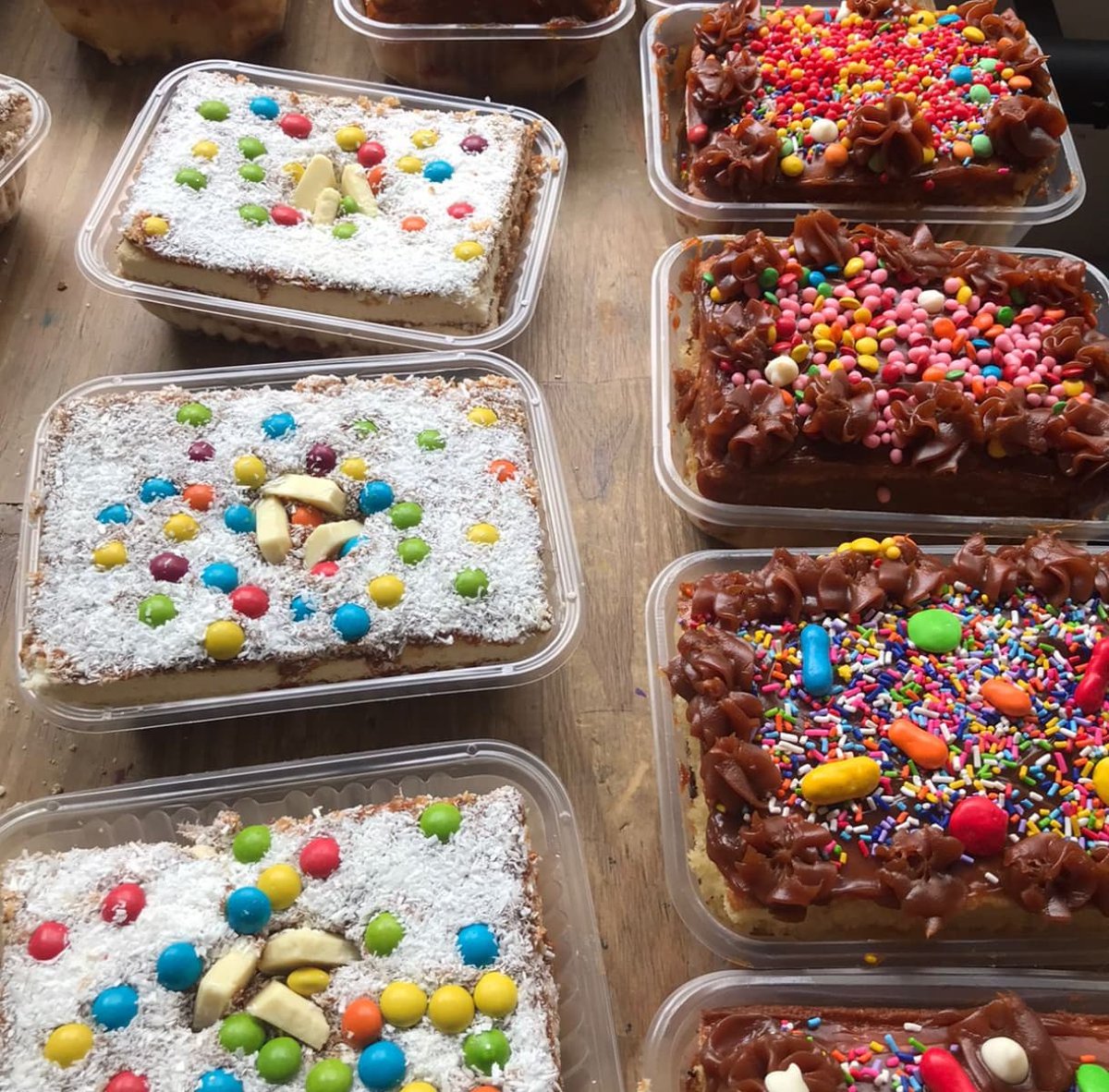 LeoncitoDan's tweet photo. #queloscumplasfelizenfamilia en  #Comedorelsolsaleparatodos y  #Comedormissueñoselleoncitodan 
Regalos y sorpresas personalizadas para mimar a c/ cumpleanero 🎂
Grax a los q  hicieron tortas riquísimas y a los voluntarios x cumplir un nuevo sueño de amor   🦁🌺 https://t.co/5z5wkfQjE1