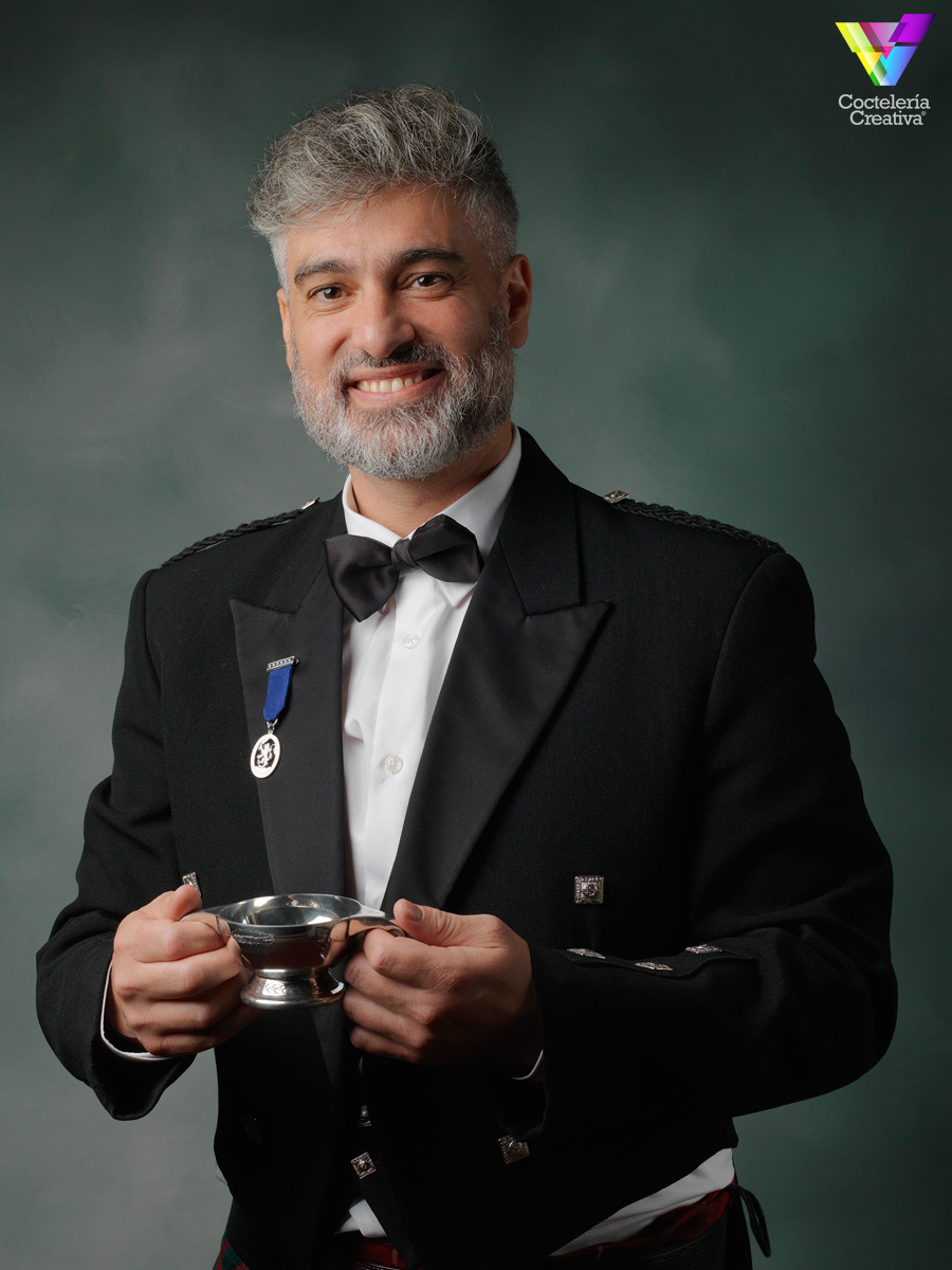 CreativeBar's tweet photo. 🥃 Diego Cabrera ingresa en la exclusiva sociedad internacional The keepers of the Quaich https://t.co/vHL62vY4nZ #SalmonGuru #GuruLab #whisky #vivamadrid #scotishwhisky #whiskylove @DiegoCabreraBar https://t.co/ogarBb1jiE