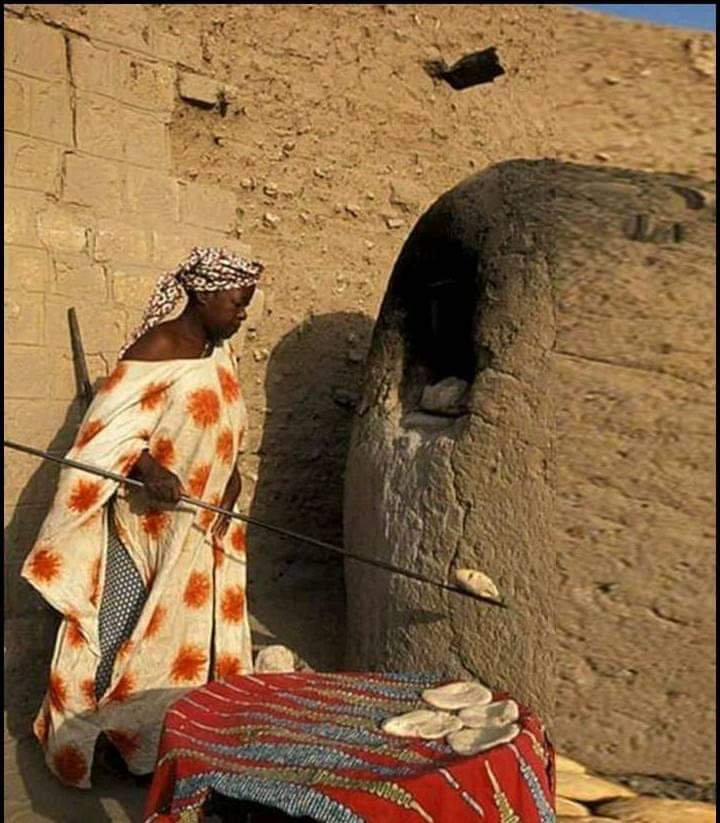 Aboubac_Ibrahim's tweet photo. Si boulangers veulent là, ils n'ont qu'à mettre une clé sous les verrous. Nous on s'en blac 🤞
Posey avec notre Takula (pain traditionnel de Tombouctou )
#Takula
#Tombouctou https://t.co/aLntLJtJlv