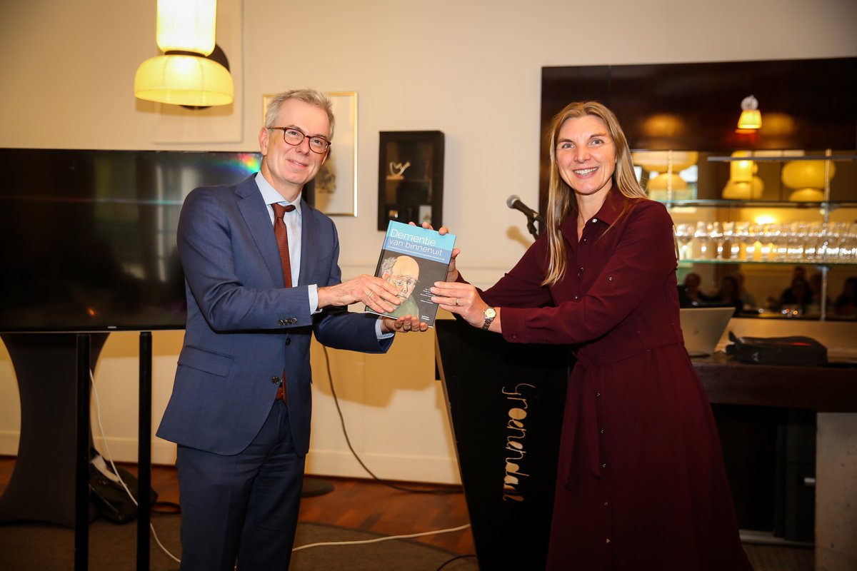 zorgbalans's tweet image. Hoe is het om iemand met vergevorderde dementie te zijn? Hoe ervaren mensen zo’n leven? De afgelopen jaren deed @Presentie hier samen met Zorgbalans onderzoek naar. De verrassende uitkomsten staan in het boek Dementie van binnenuit zorgbalans.nl/boek-dementie-… @ernstvankoesve1 @MinVWS