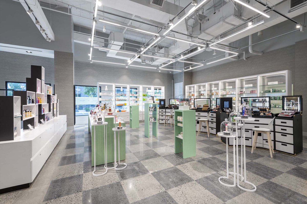 NELSONworldwide's tweet photo. As the #retail industry evolves, @Bloomingdale’s, one of America’s most iconic luxury department stores, debuts Bloomie’s. The 22,000 SF store brings the best of Bloomingdale’s to a smaller, highly curated, ever-evolving store concept. Read more here: https://t.co/hEVzvEHLUU https://t.co/8HMtU5VXRL
