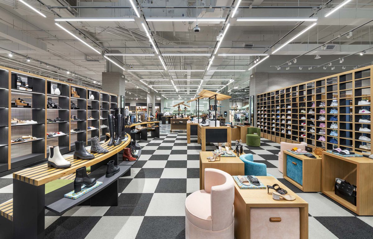 NELSONworldwide's tweet photo. As the #retail industry evolves, @Bloomingdale’s, one of America’s most iconic luxury department stores, debuts Bloomie’s. The 22,000 SF store brings the best of Bloomingdale’s to a smaller, highly curated, ever-evolving store concept. Read more here: https://t.co/hEVzvEHLUU https://t.co/8HMtU5VXRL