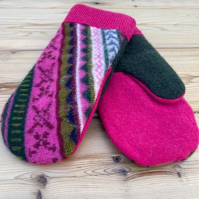 OUCBazaar's tweet photo. We’re nuts for felted things at the OUC Bazaar. See all this fuzzy goodness for holiday shopping at: https://t.co/eiwHrcp4Pg
#ottevents #ottawa #apt613 #ottawashopping #oucbazaar https://t.co/7kCndU6Ov0