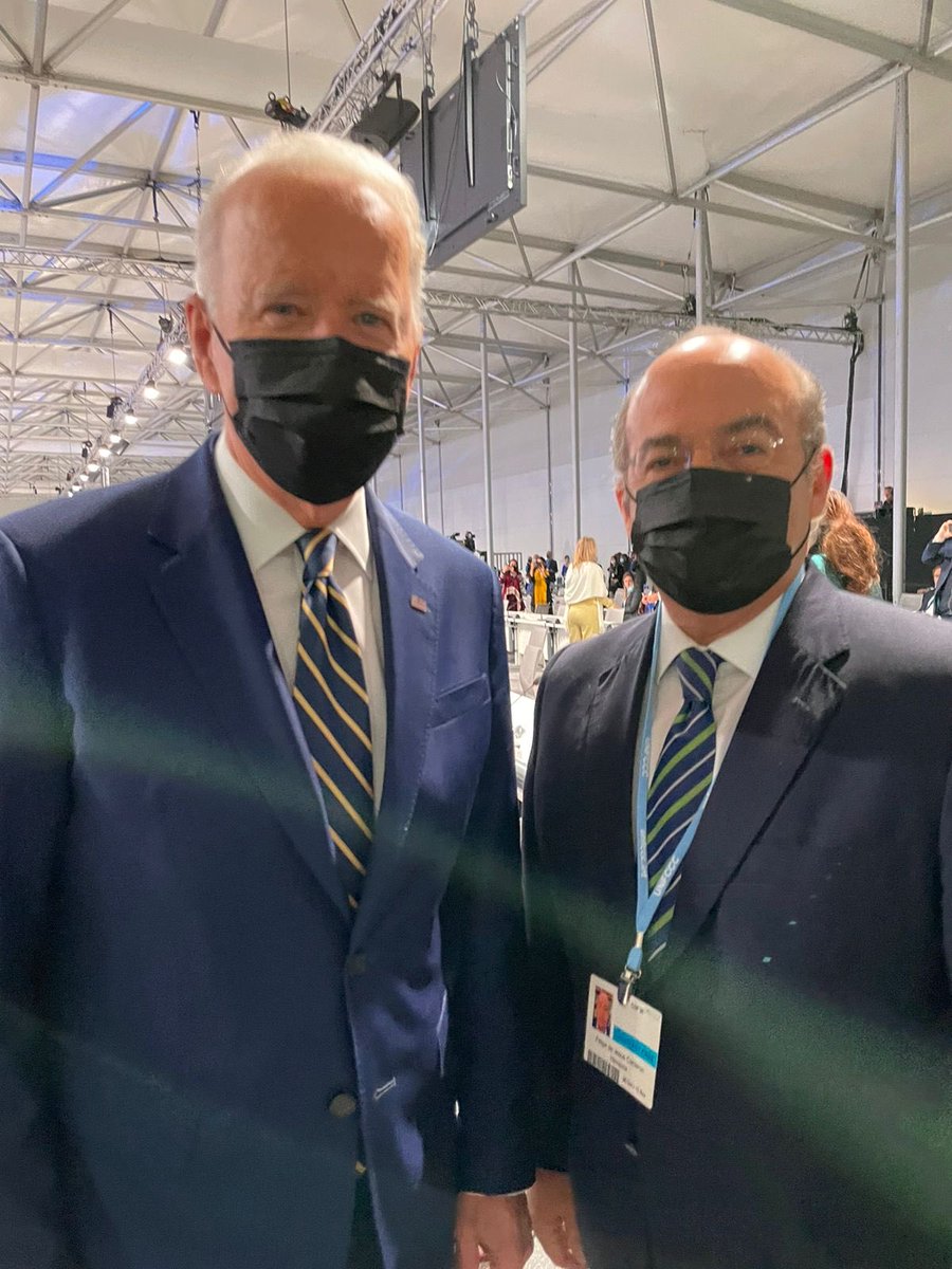 FelipeCalderon's tweet photo. En la #COP26 tuve oportunidad de saludar a ⁦@JoeBiden⁩, presidente de Estados Unidos, quien presentó a nombre de su país compromisos para alcanzar la meta de #carbóncero para 2050, con importantes reducciones hacia 2030 (50%). Cuando fue VP tuvo un trato cordial siempre. https://t.co/f7XnzavJVw
