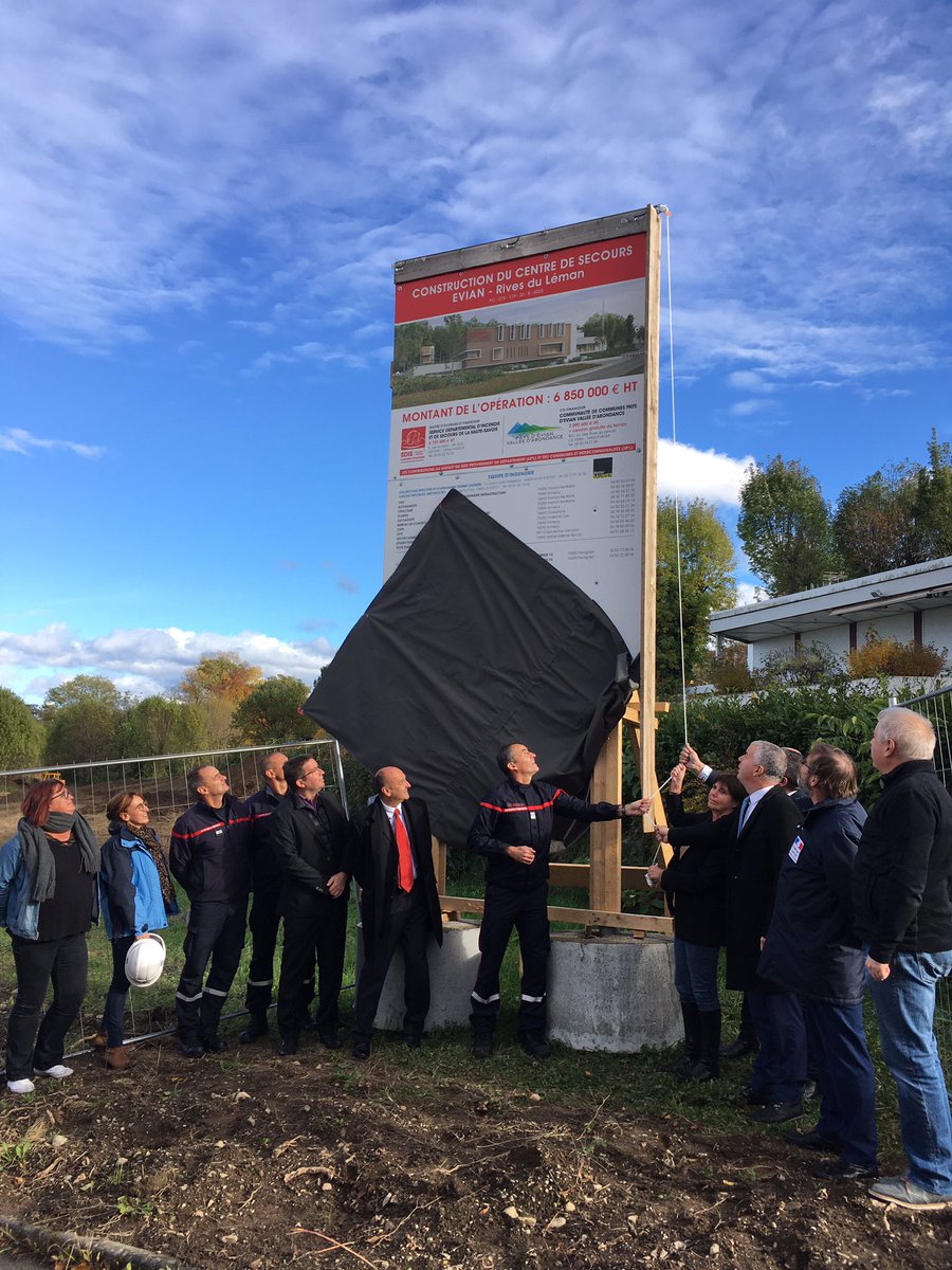 SDIS_74's tweet photo. Travaux du nouveau centre de #secours d’#Évian c’est parti ! Les sapeurs-#pompiers bénéficieront à l’été 2023 d’une caserne plus adaptée à leurs besoins et plus fonctionnelle que l’actuelle. Projet co-financé par @Dep_74 #SDIS74 @evian_ville et #CCPEVA https://t.co/tutnZMEvN1
