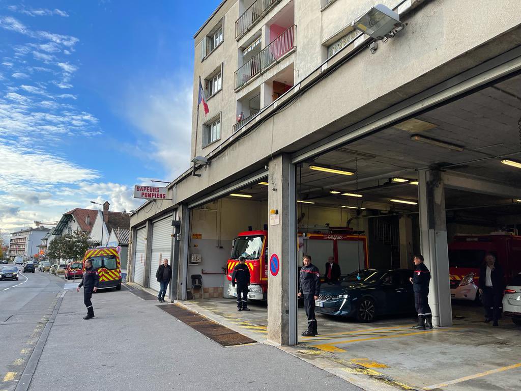 SDIS_74's tweet photo. Travaux du nouveau centre de #secours d’#Évian c’est parti ! Les sapeurs-#pompiers bénéficieront à l’été 2023 d’une caserne plus adaptée à leurs besoins et plus fonctionnelle que l’actuelle. Projet co-financé par @Dep_74 #SDIS74 @evian_ville et #CCPEVA https://t.co/tutnZMEvN1