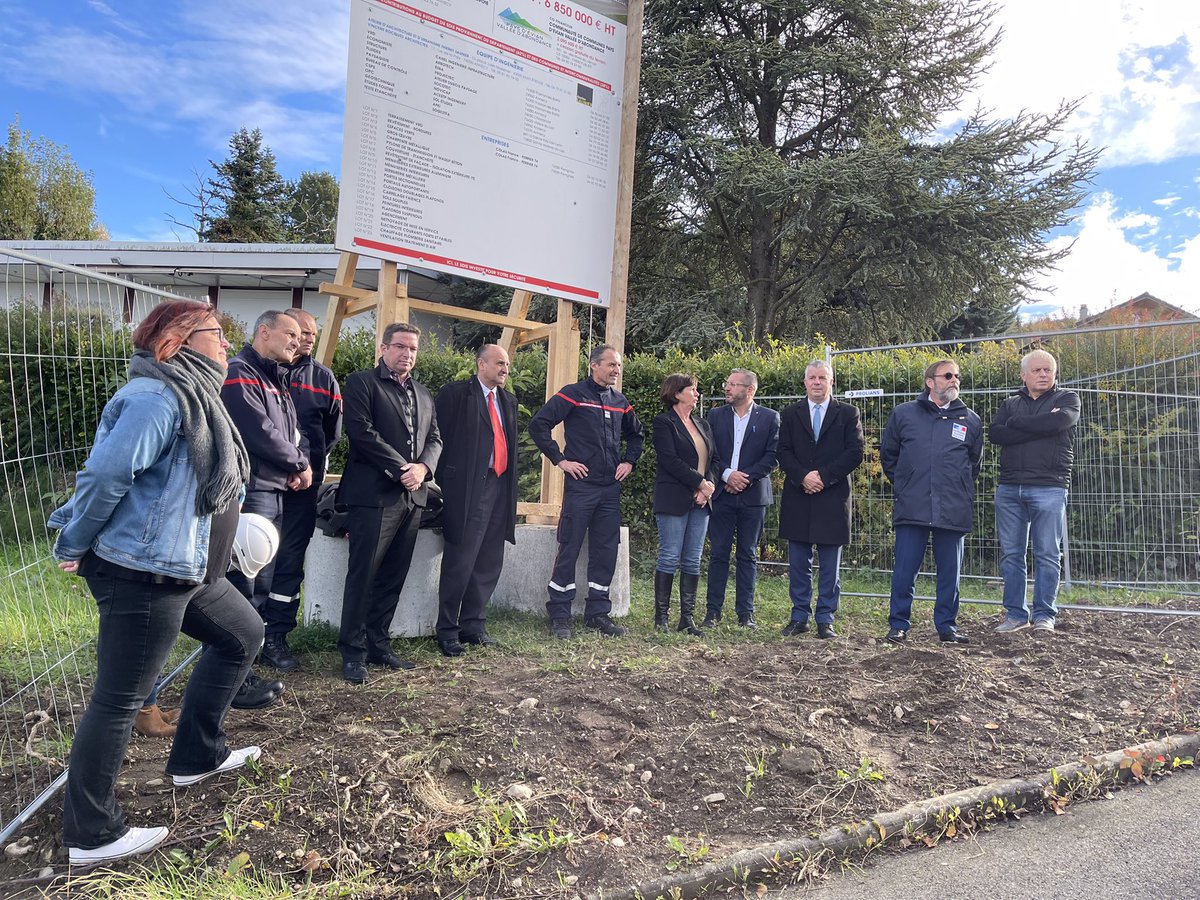SDIS_74's tweet photo. Travaux du nouveau centre de #secours d’#Évian c’est parti ! Les sapeurs-#pompiers bénéficieront à l’été 2023 d’une caserne plus adaptée à leurs besoins et plus fonctionnelle que l’actuelle. Projet co-financé par @Dep_74 #SDIS74 @evian_ville et #CCPEVA https://t.co/tutnZMEvN1