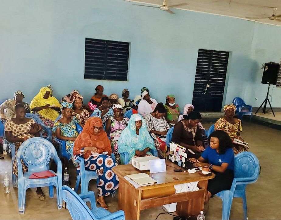 ActivSpaces's tweet image. Avec notre partenaire GIZ #PRADEC, nous dispensons en ce moment aux femmes dans la region du nord, une formation sur l’utilisation des outils digitaux pour la vente en ligne.