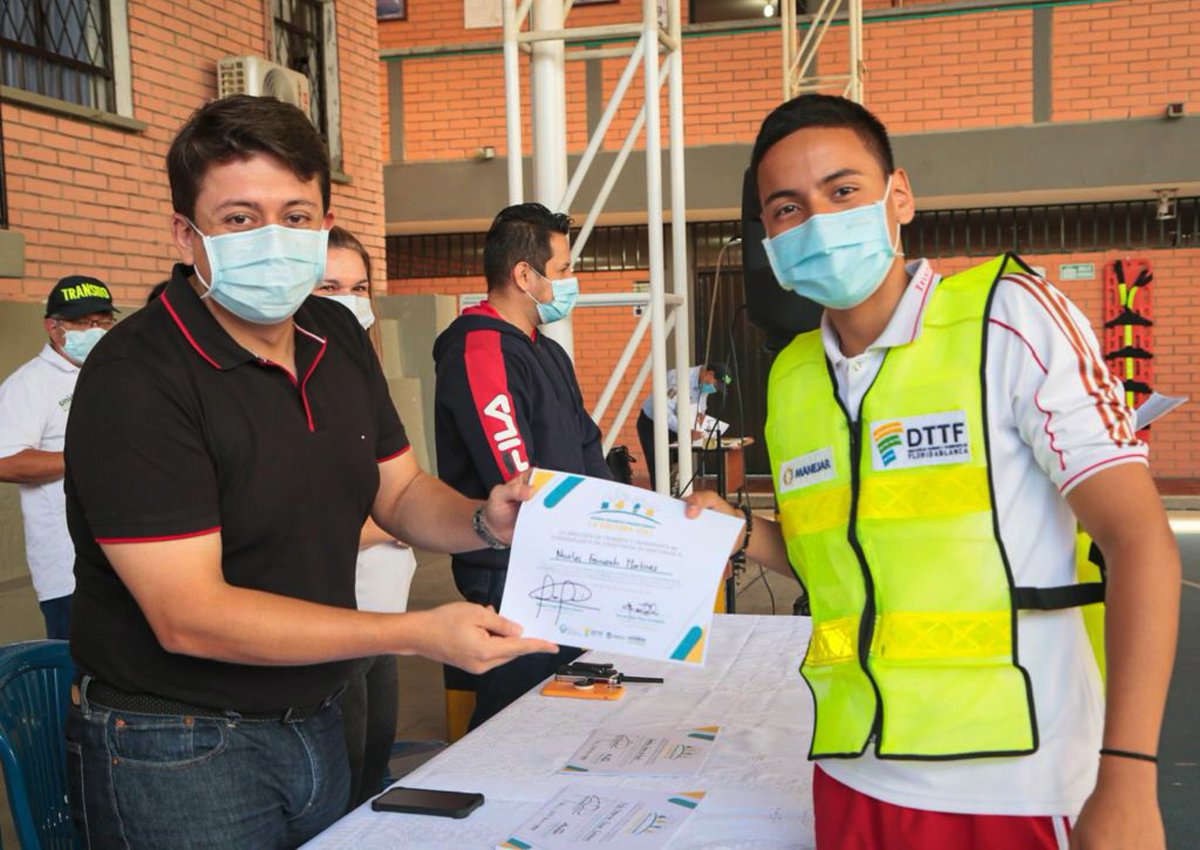 Estamos formando a los ciudadanos del futuro. Nuestros estudiantes, además de ser los mejores del país 🇨🇴, hoy son más integrales al convertirse en ‘Promotores de capacitación en seguridad vial’ con la <a href="/DTFloridablanca/">TransitoFloridablanca</a> y <a href="/ansvcol/">Agencia Nacional de Seguridad Vial</a>