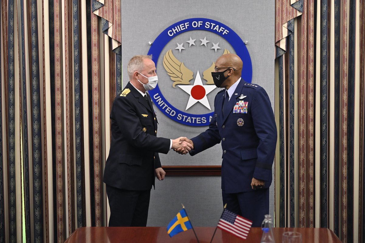 I had an excellent meeting w/ Swedish Air Force commander Maj. Gen. Carl-Johan Edström. The @USAirForce appreciates the strong partnership we share w/ Sweden &amp; their important role in the Arctic. 🇺🇸🇸🇪 <a href="/Forsvarsmakten/">Försvarsmakten</a> <a href="/HQUSAFEAFAF/">USAFE-AFAFRICA</a> <a href="/US_EUCOM/">U.S. European Command</a>