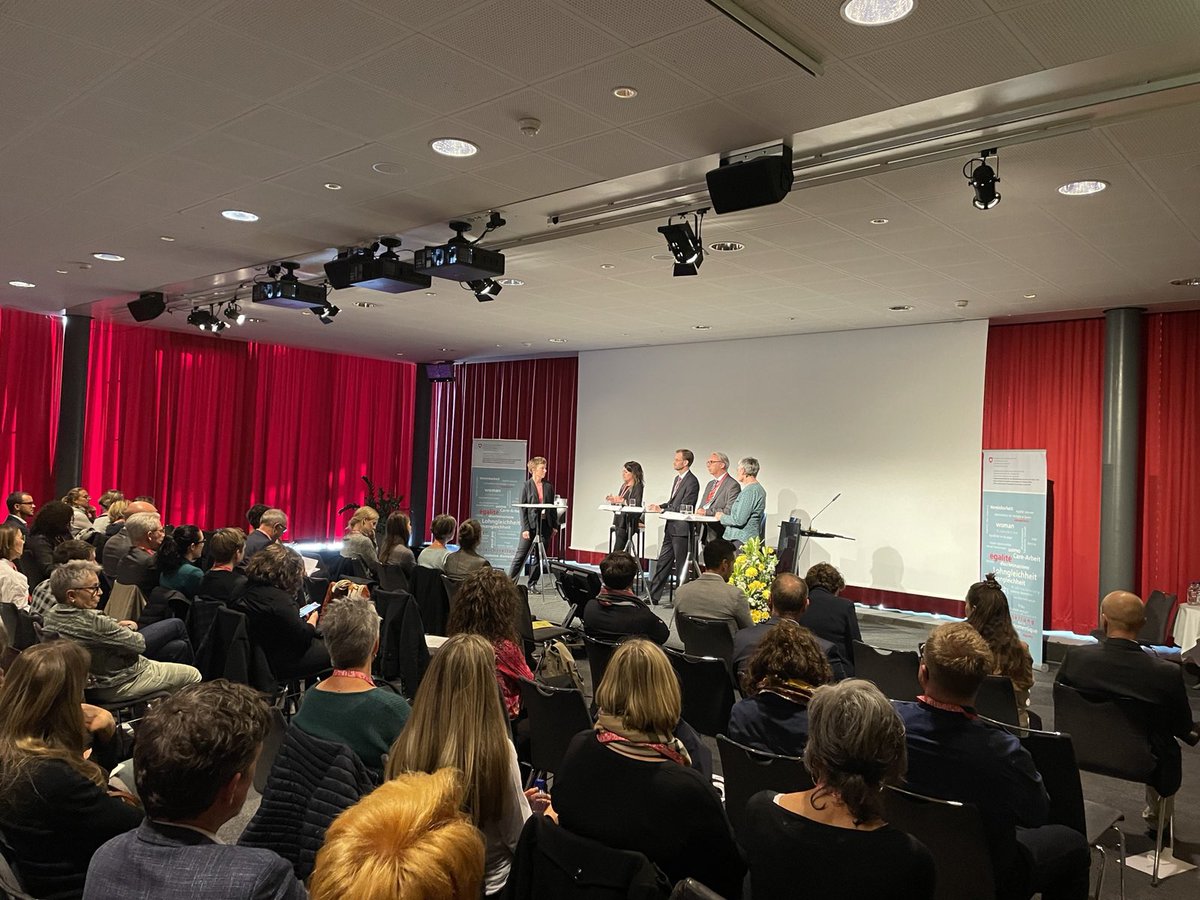 EBG_BFEG_UFU's tweet photo. Im Schlussforum der #KonferenzHäuslicheGewalt geht es um Verbesserungen für Opfer in Rechtsverfahren und den Informationsaustausch zwischen den Behörden. Christina Caprez diskutiert mit Linda Sutter (SSK), Patrick Guidon @SVR_ASM, Beat Reichlin (KOKES) und Miriam Reber (SKHG) https://t.co/KDD5Ha04EZ