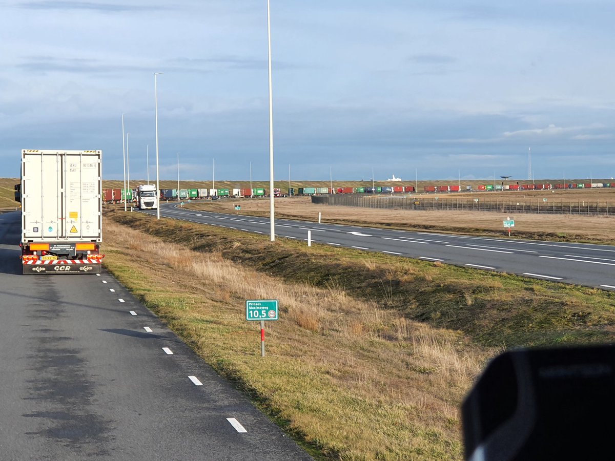 oortarno1's tweet photo. Uhm ik zit net de file informatie te luisteren.....uhm mijn file staat er niet tussen🤣🤔...!!file op de d.route naar de #euromax....🤣😁🤭 https://t.co/CEUnGBEfFu