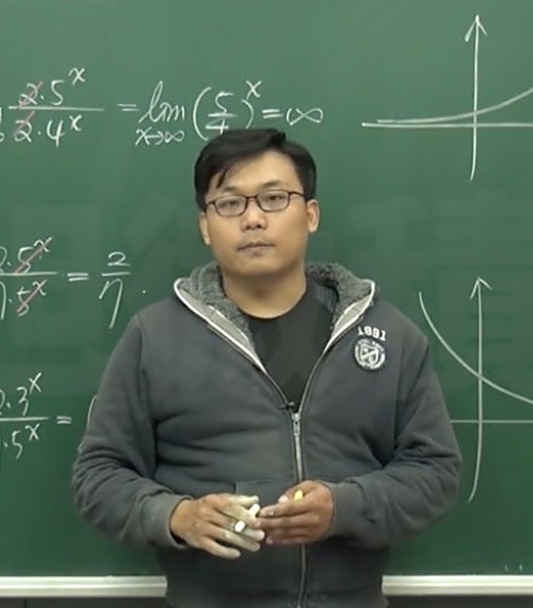 Changshu, un professeur de mathématiques taïwanais, casse les codes avec ses cours en ligne… sur Pornhub. Il fait désormais partie des 685 modèles les plus appréciés de la plateforme. Rendre les maths sexy, c’est possible 🤓 Plus d’infos :  