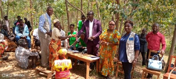 MagazineJimbere's tweet photo. 💸👏 Un capital de 260.000 Fbu a été octroyé à chacune des 130 personnes les plus démunies de la colline #Kibande (@Gitega), ce 2/11, par #OXFAM pour leur faciliter à entreprendre des activités de développement https://t.co/7s69E2Eiy2
#Burundi https://t.co/oRFWlaj1R1
