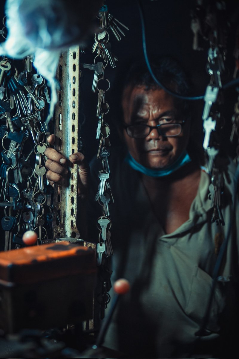 Tiga foto terfavorit saat berkeliling sejenak di Pasar Benhil.

Tiga foto tentang tiga lelaki (yang mungkin juga seorang ayah) yang sedang berjuang untuk anak dan istrinya di rumah.