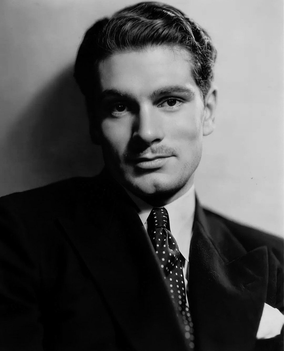 JuanmadelaPoza's tweet photo. #MaximDeWinter, el dueño de #Manderley en #Rebeca (1940), la primera cinta estadounidense de su compatriota #AlfredHitchcock, es uno de los papeles más emblemáticos de #LaurenceOlivier. Inolvidable mezcla de historia de #Intriga, #CuentoGótico de fantasmas y #MelodramaRomántico. https://t.co/e8HoL8gGPx