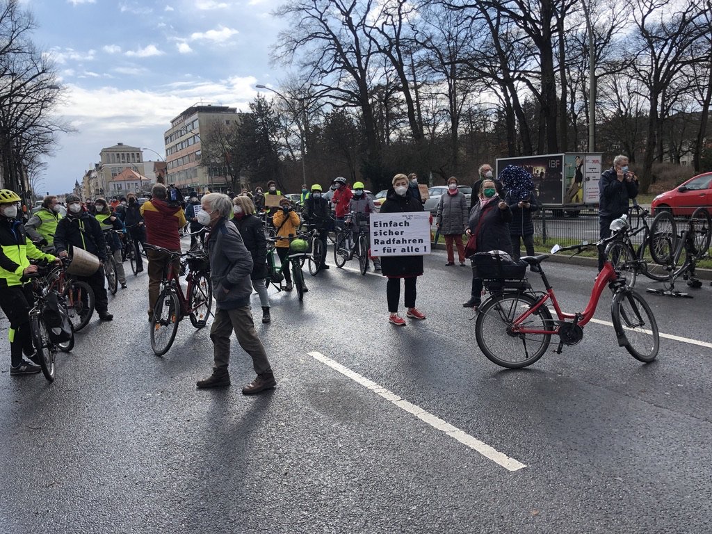 Wir haben jahrelang demonstriert, geredet, überzeugt, geschimpft, ....
So manches Mal zu tief frustriert ... 🤢
Jetzt gibt es einen Grund zum Feiern 😍🥂
Morgen, 3.11 um 16:00 beim Rathaus Tempelhof feierliche Grundsteinlegung für einen Radweg am #TDamm

adfc-berlin.de/aktiv-werden/i…