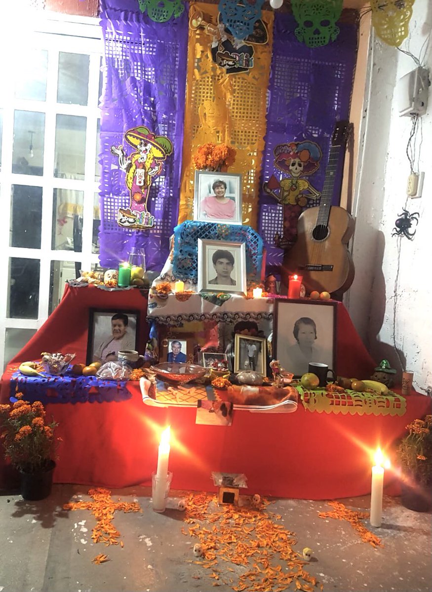 FabianBellz's tweet photo. Esta ofrenda a la jefa, mi hermano y los abuelos, está esperando una rola de Santa Sabina…. Porque  #LosMuertosVivenEnConvoy https://t.co/GNWEP6qiiy