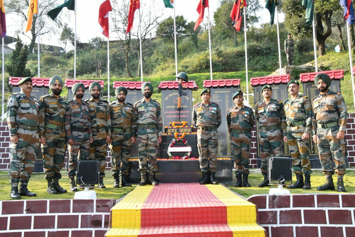 Whiteknight_IA's tweet photo. "BATTLE OF OP HILL"
Historical battle  epitomising  indomitable resolve, strong  determination &amp; fiery courage. #IndianArmy at #BhimberGali paid rich tributes to the spirit of Indian Soldiers in a solemn ceremony.Darshan Singh Dwar was also inaugurated. 
@adgpi
@NorthernComd_IA https://t.co/XrqTPNo7Qe