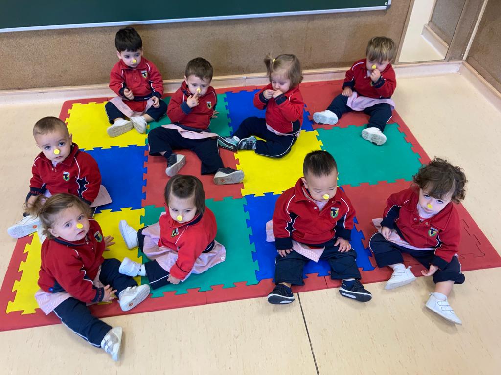 ColegiosElValle's tweet photo. Seguimos aprendiendo y trabajando el #esquemafacial 🙂pegándonos un #gomet amarillo 🟡 en nuestra nariz 👃
#ColegiosElValle #1INFA #PrimerCiclo #SCH #EsquemaCorporal #PartesdelCuerpo #Nariz #AprendemosJugando https://t.co/wx1Tb3kiSz