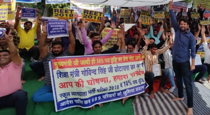 GBadbirana's tweet photo. @GovindDotasra शीघ्र अति शीघ्र 689 पदवृद्धी का प्रेस नोट जारी करें ताकि जनता और युवाओं में आपका भरोसा बना रहे और माननीय शिक्षा मंत्री जी की घोषणा का मान रहे ।
#स्कूल_व्याख्याता_2018
उम्मीद ह�� #प्रदेश_के_मुखिया बेरोजगारों को दिवाली का तोहफा अवश्य देंगे🙏 https://t.co/YfhLRrAqpA