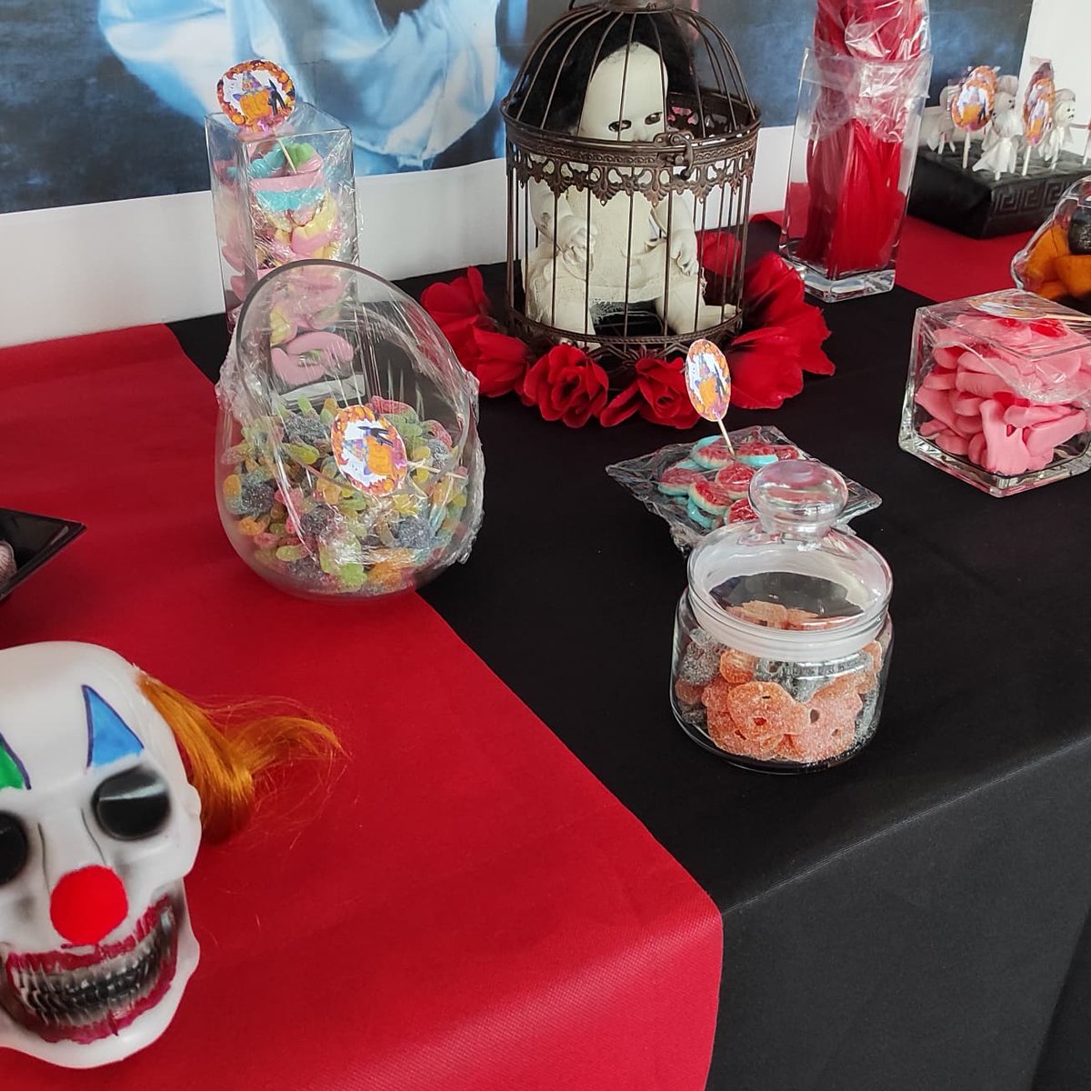 dulziamassanass's tweet photo. Candy bar en una fiesta de Halloween!!!!! Que mieditoooooo!!!!!!!👻☠️ #dulzia #massanassa #candybar #chuches #halloween #mesadulce #catarroja #albal #benetusser #sedavi #alfafar https://t.co/d8I3EVevP2