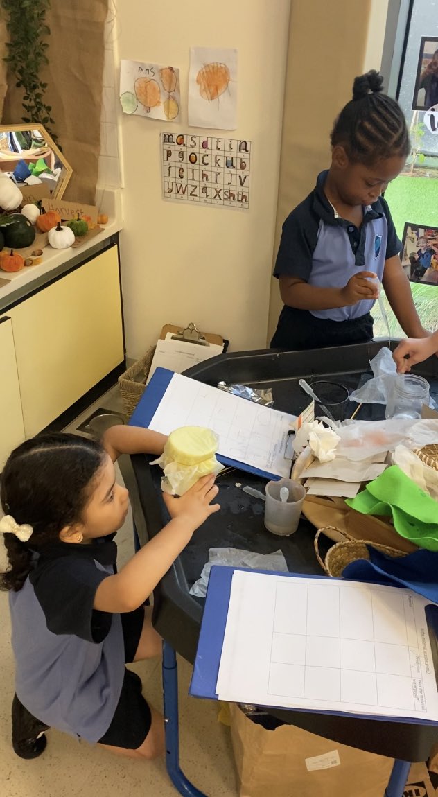 MTSFS_Gemma's tweet photo. Today we have been Meta Thinking Monkeys. We tested different materials to see which one would make the best boat for the Gingerbread man to get across the river. #HPL #mtsstudents #EYFS #investigations #GEMSMetropole #community #discoverleadership https://t.co/OrbVBNxHdJ
