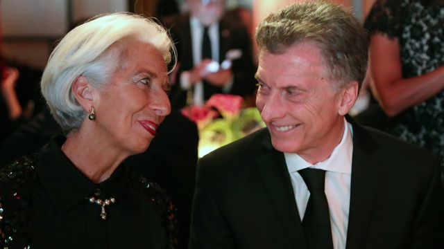 Hay una parte del capitulo que nos estamos salteando. 
El mismo presidente que tomó la deuda con el FMI, afirma que la hubiese resuelto en 5 minutos. 
Vamos a hacer memoria:
Macri toma la deuda con el FMI el 7 de Junio de 2018.(Aprox)  Desde esa fecha hasta el 27 de octubre.