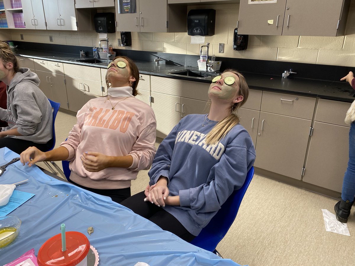 sarahnethero's tweet photo. Even Mr. Moore got in on some spa treatments #spaday #netheroanatomy @moorescience174 #integumentarysystem https://t.co/KtvMG59M9R