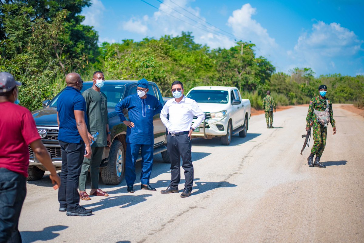 profDSMedia's tweet photo. As part of our general routine inspection, we were in Ogbomoso to inspect a portion of Owode-IleEwe-Ogbegun route which was defective. The defect was as a result of failed hydraulic structures servicing the area. https://t.co/MpvTppQevF