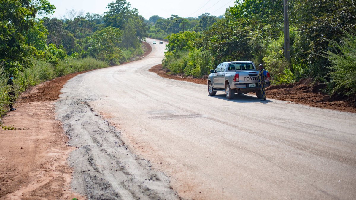 profDSMedia's tweet photo. As part of our general routine inspection, we were in Ogbomoso to inspect a portion of Owode-IleEwe-Ogbegun route which was defective. The defect was as a result of failed hydraulic structures servicing the area. https://t.co/MpvTppQevF