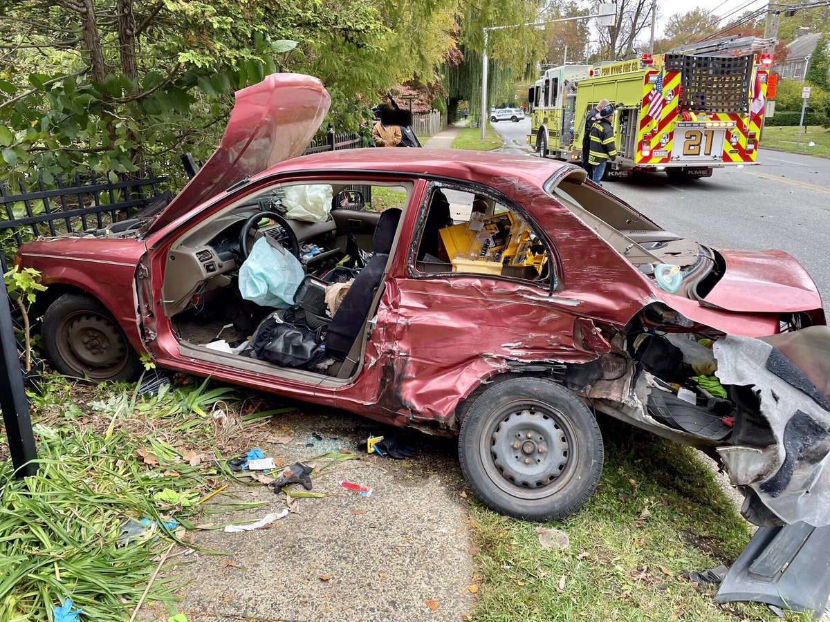PennWynneFire's tweet photo. Vehicle rescue (21/Rescue 22) this morning at Haverford and Overbrook Roads. Rescue 21 arrived, removed the driver’s door and secured the vehicle. Engine 21 provided scene support deploying the front bumper line. @NarberthAmb @lowermerionpol1 #LMFD https://t.co/AV0m6EGezi