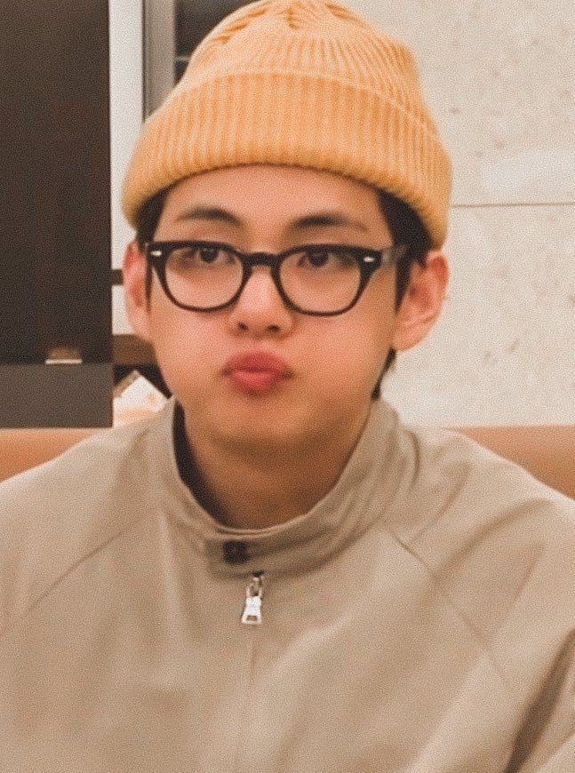 Joonie_neha7's tweet photo. Bread cheeked Taehyung 🍞
A much needed thread ; https://t.co/eeURjOKLC5