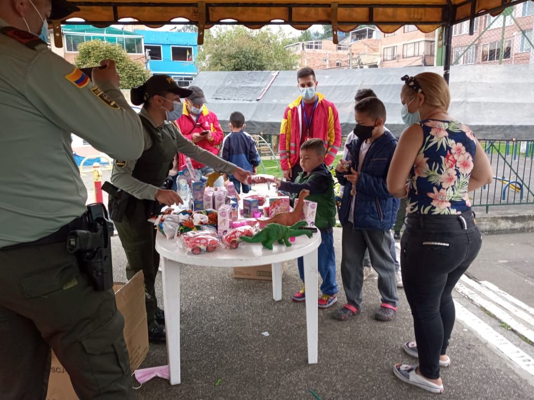 alcaldiausaquen's tweet photo. En San Cristobal se realizó el Plan desarme, #DileSiaLaVida, liderado por @PoliciaColombia acompañado por @alcaldiausaquen, @SeguridadBOG, en donde se realizaron varias actividades con niños,niñas y adolescentes.También se recibieron 57 armas blancas entregadas por la comunidad. https://t.co/UvqciXoRdx
