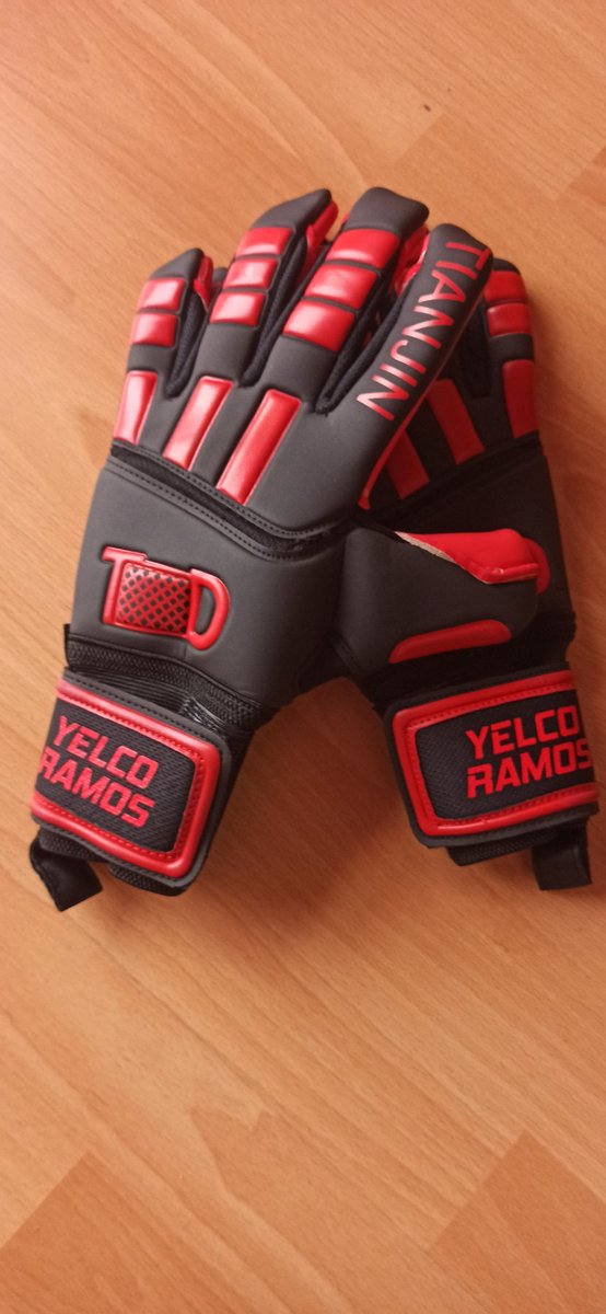 GradaSiete's tweet photo. 🎁SORTEO PRIMER ANIVERSARIO🎁
¿Quieres los guantes de uno de los mejores guardametas madrileños del momento?
Para conseguir los guantes de @Yelco_Ramos , guardameta de @DUXInterMadrid ⚫⚪ solo tienes que:
👉Seguir a @GradaSiete 
👉Dar RT 🔁 y MG ❤
👉Nombrar a un amigo

#Sorteo https://t.co/TZuSIZiLbO